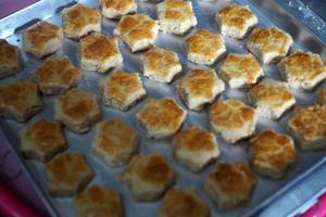 arachide biscotti o kue kacang, siamo pasticcini fatto a partire dal vario ingredienti come come Grano Farina, arachide Burro, latte polvere cucinato nel un forno. ha un' delizioso e salato gusto, Perfetto per eid torte foto