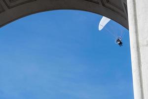 guadalajara, Messico - ottobre 25 2022 showrun rosso Toro Sebastian alvarez cielo paracadute suite alare foto