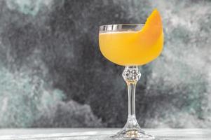 bicchiere di cocktail di ginocchia d'ape foto