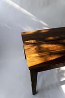 progettista caffè tavolo, solido legna base e superiore nel terrazzo, quercia legna su bianca sfondo foto