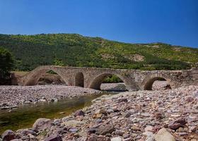 vecchio romano pietra ponte vicino villaggio nenkovo. Bulgaria foto