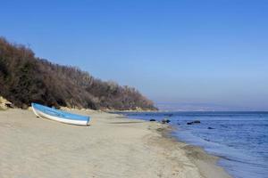 giorno paesaggio di solitario barca su il spiaggia foto