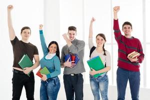 gruppo di riuscito studenti con libri. foto