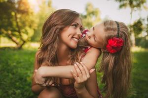 carino poco ragazza e sua mamma foto