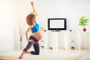 incinta donna esercizio foto
