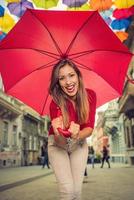 carino ragazza con rosso ombrello foto