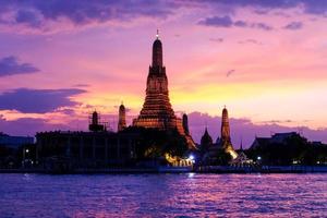 Wat Arun al tramonto, Bangkok, Tailandia foto