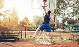 mostrando il suo pallacanestro abilità foto