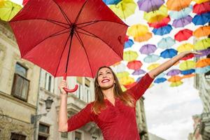 carino ragazza con rosso ombrello foto