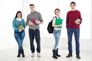 gruppo di sorridente studenti con libri foto