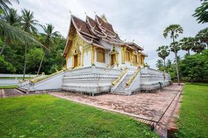 tempio nel museo del palazzo reale di luang prabang foto