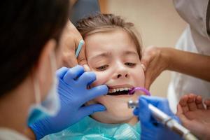 poco ragazza a il dentista foto