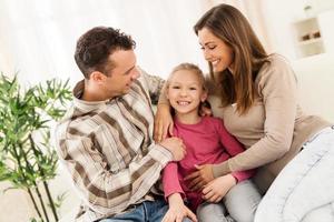 famiglia felice a casa foto