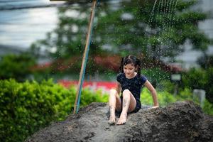 bambini avere divertimento giocando fango scivoli nel il Comunità campi. foto