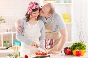 contento coppia nel il cucina foto