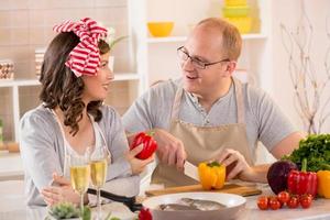 contento coppia nel il cucina foto