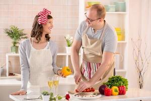 contento coppia nel il cucina foto