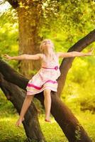 carino poco ragazza nel il parco foto