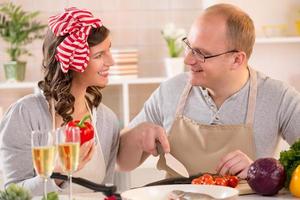 contento coppia nel il cucina foto