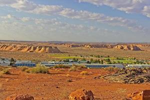 Visualizza di alto deserto bluff e alto scuola atletico i campi foto