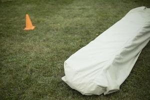 gli sport attrezzatura su prato. stadio particolari. copertina su lungo oggetto. foto