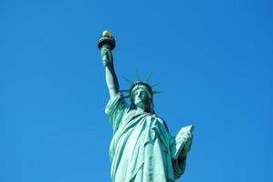 statua della libertà con cielo blu foto