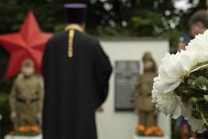 bianca Rose mazzo. mazzo di fiori a cerimonia. mazzo nel mano. foto