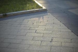 strada superficie nel città. pedone la zona. vuoto asfalto. strada nel estate. foto