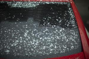 neve su bicchiere. neve su auto finestra. dopo tempesta di neve. precipitazione su superficie. foto