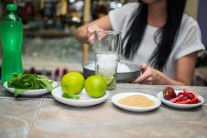 barista fabbricazione rinfrescante coctail su un' bar sfondo. buio lunatico stile. ghiaccio nel tha bicchiere foto