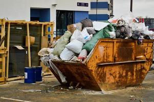 grande ferro industriale spazzatura Potere. un' pasticcio con spazzatura con sporco, povero sicurezza, antigenico condizioni e ambientale inquinamento a un industriale costruzione luogo foto