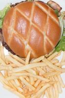 hamburger e patatine fritte foto