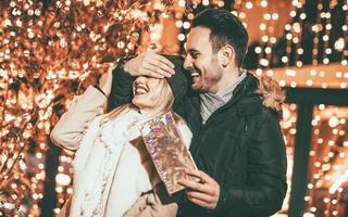 romantico uomo sorpresa ragazza con bellissimo regalo foto