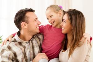 famiglia felice a casa foto