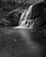 scala di grigi della cascata foto