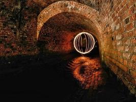 pittura leggera in un canale sotterraneo foto
