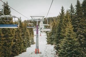 sciare sollevamento su inverno giorno foto