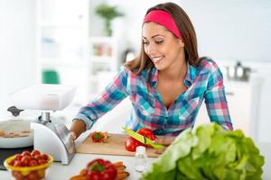 lei è un' professionista nel il cucina foto