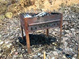 barbecue per cucinando carne su fuoco, barbecue e all'aperto ricreazione vecchio, arrugginito, ferro da stiro, metallo foto