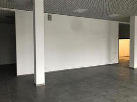 nuovo vuoto ufficio spazio dopo riparazione pronto per affitto per attività commerciale foto