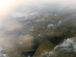 fangoso sporco non ecologico pulito acqua inquinata di uomo nel un' fiume, lago, mare, oceano foto