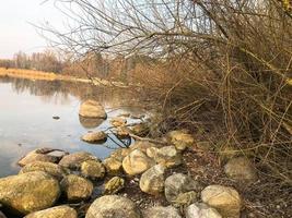 grande il giro bellissimo naturale pietre ciottoli nel acqua, mare, lago, fiume. sfondo, struttura foto