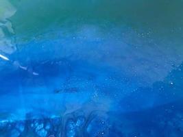 astratto sfondo con un' blu verde pezzo di il mare, fatto utilizzando il tecnica di disegno con epossidica resina. pittura su di legno tela utilizzando il dell'autore tecnica di lissing e lavaggio foto
