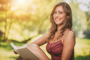 giovane donna con libro foto