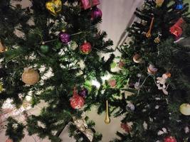 albero di natale con decorazioni foto