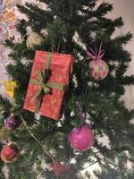 albero di natale con decorazioni foto