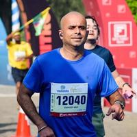 nuovo delhi, India - ottobre 16 2022 - vedanta delhi metà maratona gara dopo covid nel quale maratona partecipanti di per attraversare il finire linea, delhi metà maratona 2022 foto