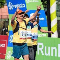 nuovo delhi, India - ottobre 16 2022 - vedanta delhi metà maratona gara dopo covid nel quale maratona partecipanti di per attraversare il finire linea, delhi metà maratona 2022 foto