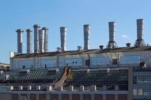 tubi di termico energia pianta su un' cittadina. industriale zona nel il città. producendo elettrico energia concetto. ecologico e ambientale questioni. sistema di elettricità la fornitura. Salvataggio risorse efficiente foto