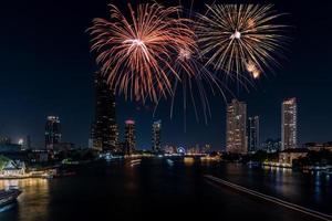 fuochi d'artificio celebrazione su il fiume nel il buio cielo foto